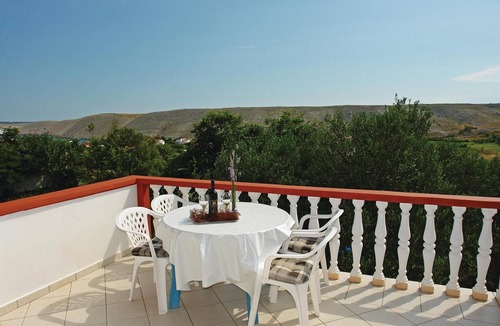 Vlasici Apartment | Beach front apartment in Vlasici with WiFi