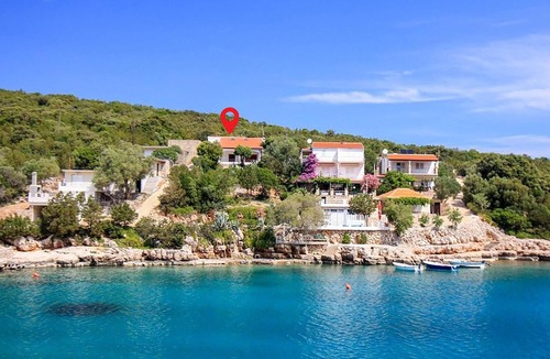 Pokrivenik Apartment | Beach front apartment in Gdinj with WiFi