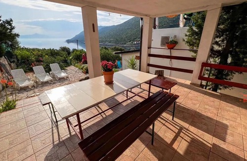 Pokrivenik Apartment | Beach front apartment in Gdinj with WiFi