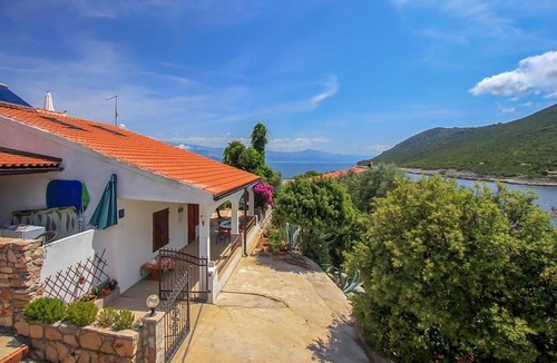 Pokrivenik Apartment | Beach front apartment in Gdinj with WiFi