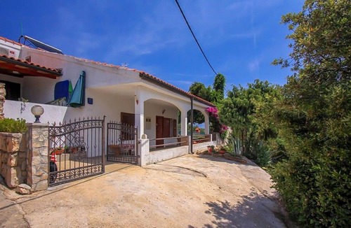 Pokrivenik Apartment | Beach front apartment in Gdinj with WiFi