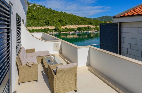 Slivno Apartment | Beach front apartment in Klek with house sea view