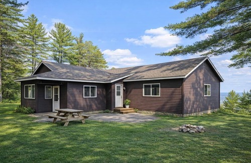 Algoma District Cabin | Beach front cottage 11 on Big Basswood Lake