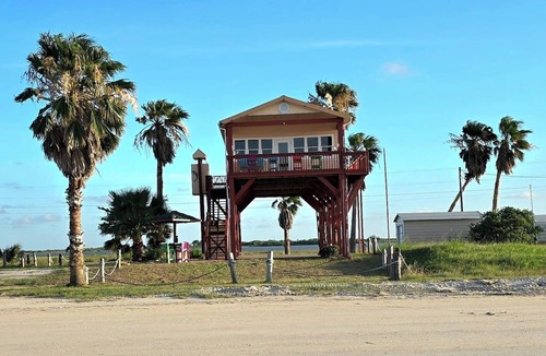 Port Lavaca Cottage | Beach Front Cottage - Head on the cloud, toes on the sand