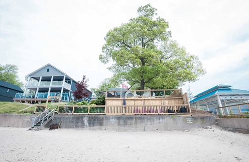 Crystal Beach House | Beach Front Family Cottage | Ping Pong & Karaoke!