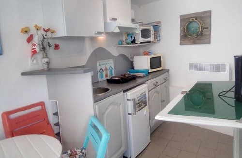 La Chaume Apartment | BEACH-FRONT COTTAGE/STUDIO. ROMANCE FOR 2. Linen provided.
