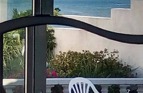 La Chaume Apartment | BEACH-FRONT COTTAGE/STUDIO. ROMANCE FOR 2. Linen provided.