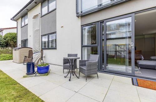 Southbourne House | Beach Front Getaway - Luxury Apt with Large Garden