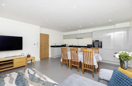 Southbourne House | Beach Front Getaway - Luxury Apt with Large Garden