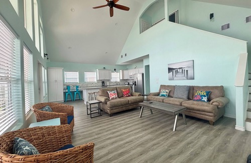 Gilchrist House | BEACH FRONT-House with loft