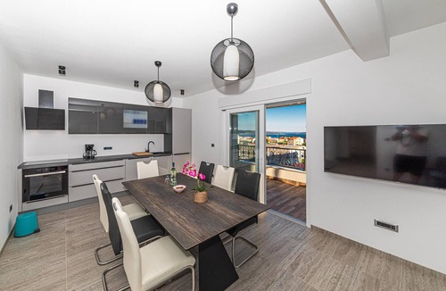 Kastel Luksic House | Beach front home in Kastel Luksic with sauna