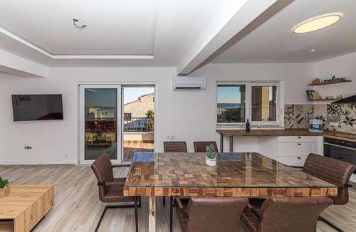 Kastel Luksic House | Beach front home in Kastel Luksic with sauna