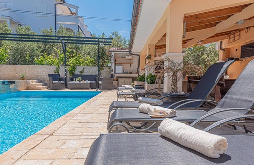 Brodarica House | Beach front home in Brodarica with WiFi