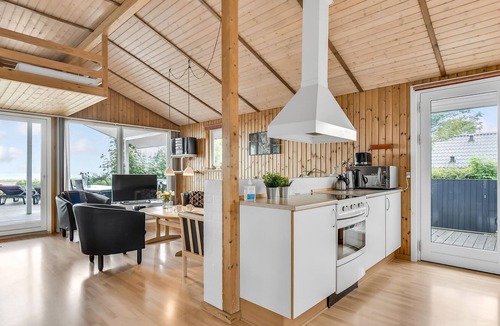 Pøt Strandby House | Beach front home in Juelsminde with sauna