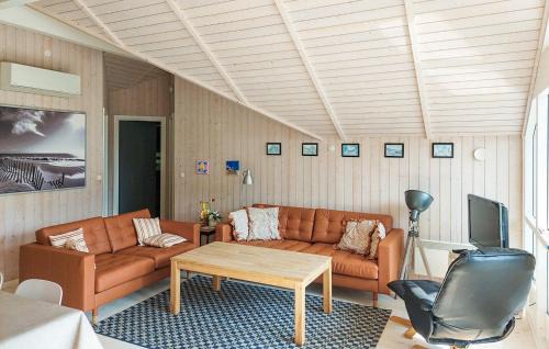 Hou House | Beach Front Home In Hals With Wifi