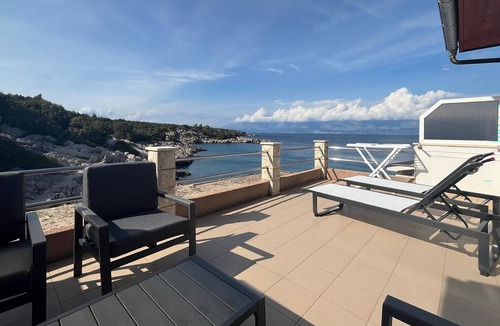 Pokrivenik House | Beach front home in Zastrazisce