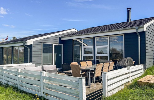 Skødshoved Strand House | Beach front home in Knebel with sauna