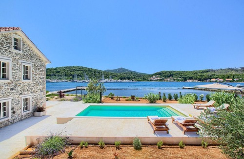 Sutomiscica House | Beach front home in Preko