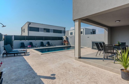 Vrsi House | Beach front home in Vrsi