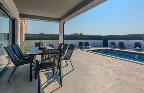 Vrsi House | Beach front home in Vrsi