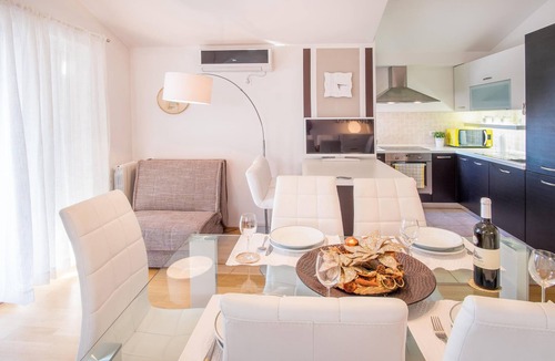 Malinska Apartment | Beach front apartment in Sveti Vid Miholjice
