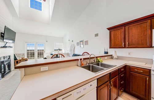 Ocean Shores Condo | Beach front & ocean view condo with balcony, fireplace