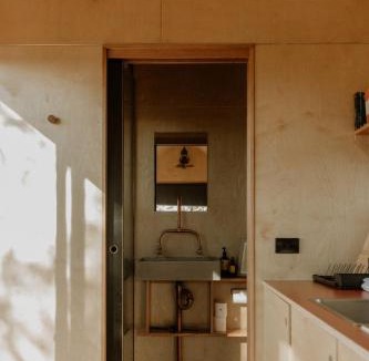 Penneshaw House | Beach Front Off-Grid Cabin on Kangaroo Island - Xanthe
