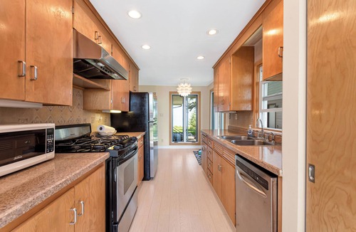 Park Point House | BEACH FRONT, PARK POINT, RARE FIND