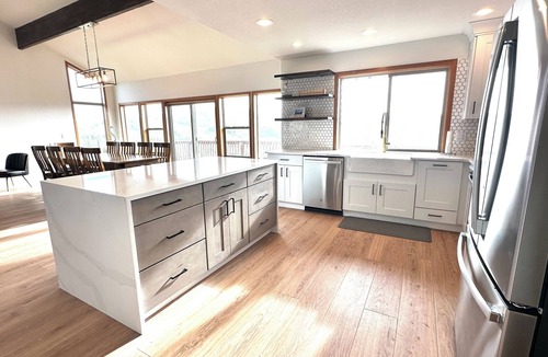 Bayshore House | BEACH FRONT Property, 2 King Beds, Pool Table, Completely Remodeled Interior!