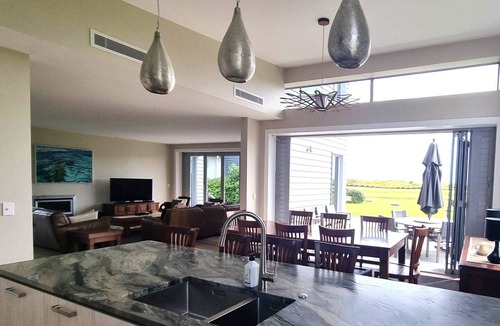 Omaha House | BEACH FRONT RESERVE SETTING