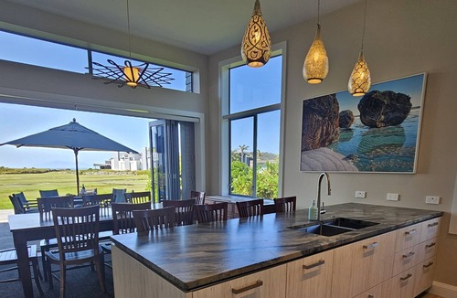 Omaha House | BEACH FRONT RESERVE SETTING