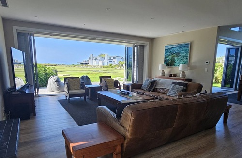 Omaha House | BEACH FRONT RESERVE SETTING