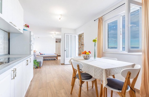 Jelsa Apartment | Beach front studio in Poljica with WiFi