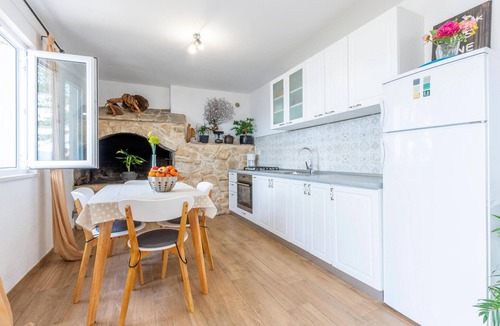 Jelsa Apartment | Beach front studio in Poljica with WiFi