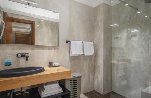Selce Apartment | BEACH FRONT VILLA FRAN - DELUXE SUITE with private pool