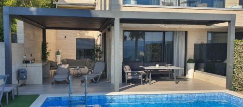 Selce Apartment | BEACH FRONT VILLA FRAN - DELUXE SUITE with private pool