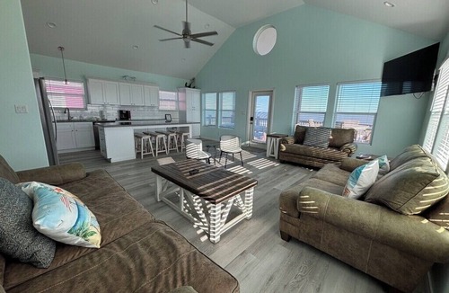 Gilchrist House | BEACH FRONT with amazing ocean views from large patio