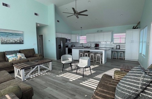 Gilchrist House | BEACH FRONT with amazing ocean views from large patio