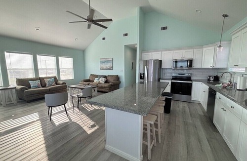 Gilchrist House | BEACH FRONT with amazing ocean views from large patio