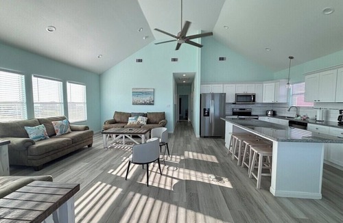 Gilchrist House | BEACH FRONT with amazing ocean views from large patio