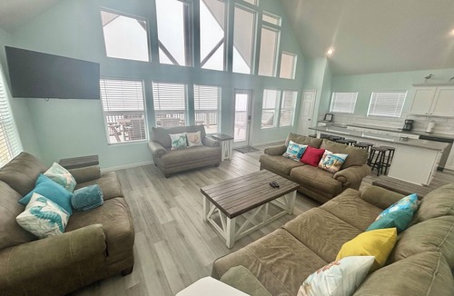 Gilchrist House | BEACH FRONT with amazing ocean views and great loft