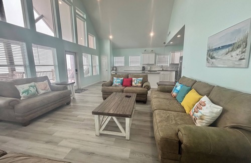 Gilchrist House | BEACH FRONT with amazing ocean views and great loft