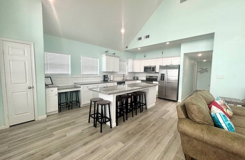 Gilchrist House | BEACH FRONT with amazing ocean views and great loft