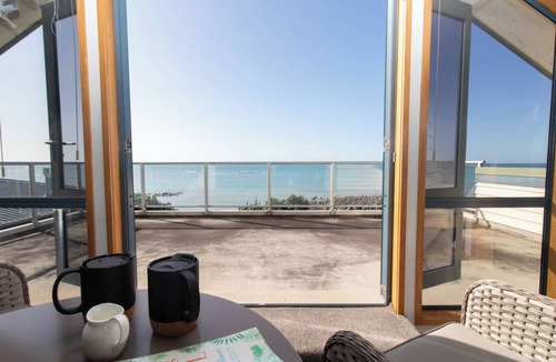 Bell Block House | Beach front with direct beach access & unobstructed beachfront view