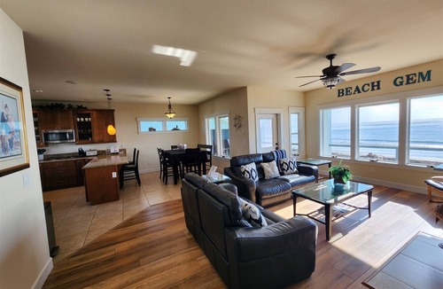 Ocean Shores House | Beach Gem- Private Beach - Hot Tub