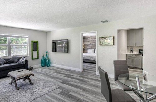 Palm Beach Shores Condo | 🌴 Beach Getaway | Hot Tub | Pets OK! | Fire Pit | Kitchen🌴