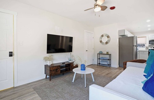 Del Mar Apartment | Beach Haven 3BR Group Stay | 2 Private Suites Near McGee Beach