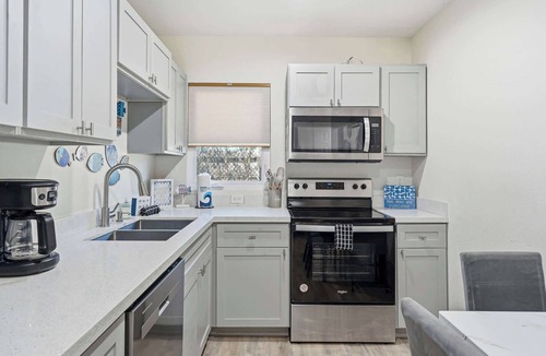 Del Mar Apartment | Beach Haven 3BR Group Stay | 2 Private Suites Near McGee Beach
