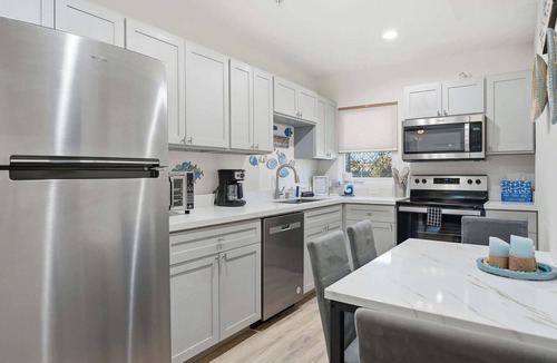Del Mar Apartment | Beach Haven 3BR Group Stay | 2 Private Suites Near McGee Beach