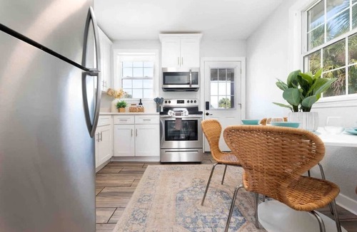 Neptune Beach Apartment | ~Beach Haven~ Walk to the beach!